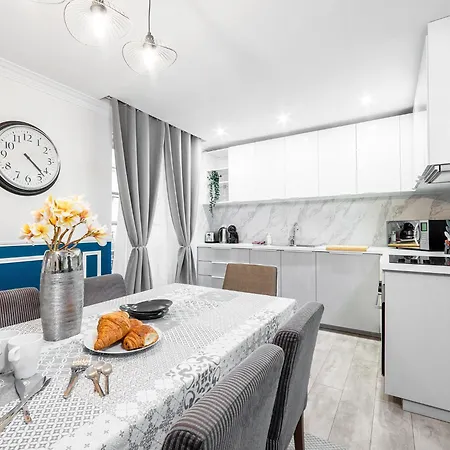 Manray House - Beautiful Three Bedroom Apartment- Center