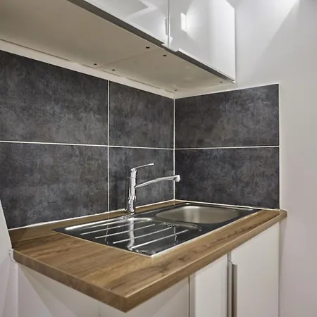 Charming Center Of By Prestige Apartment *
