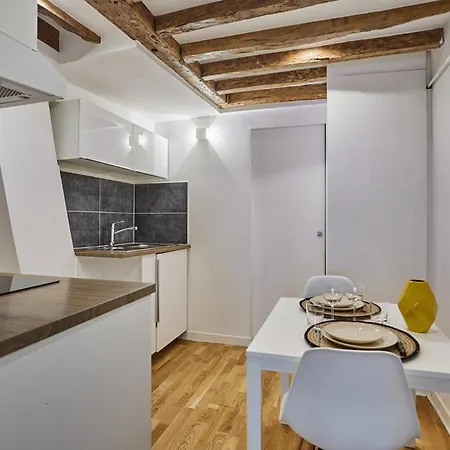 Charming Center Of By Prestige Apartment *
