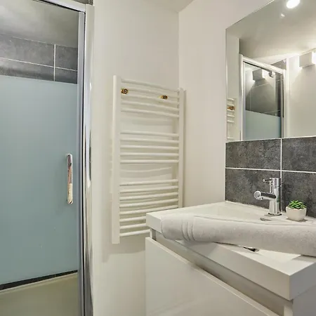 Charming Center Of By Prestige Apartment *