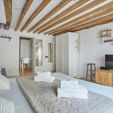 Charming Center Of By Prestige Apartment *