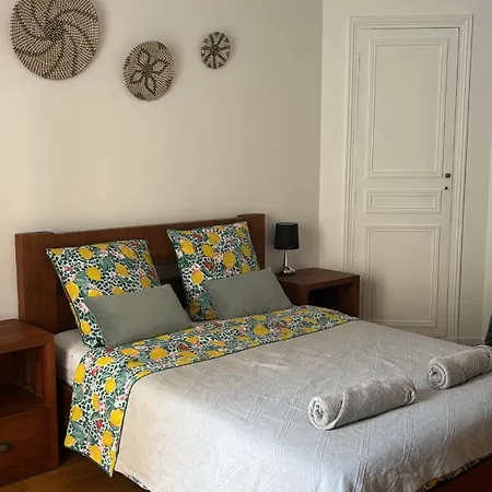 Well Located 3-room In The Center Of * Paris