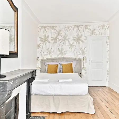 Chic #eiffeltower #champdemars -v Apartment *