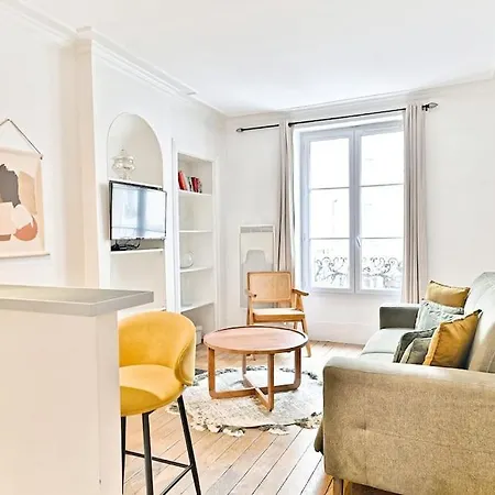 Apartment Chic #eiffeltower #champdemars -v