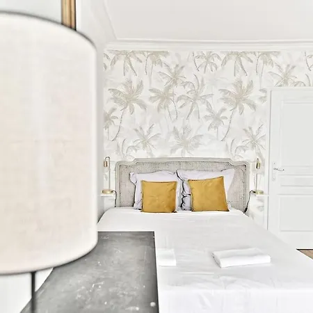 Apartment Chic #eiffeltower #champdemars -v *
