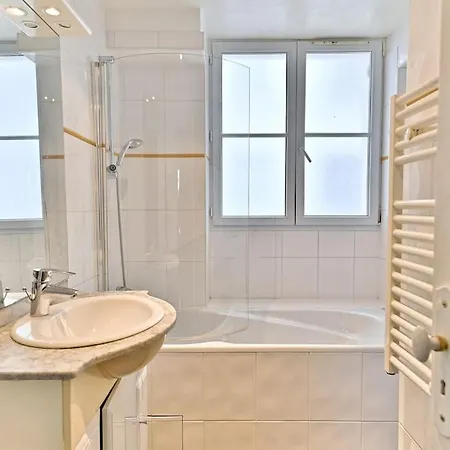 Chic #eiffeltower #champdemars -v Apartment *