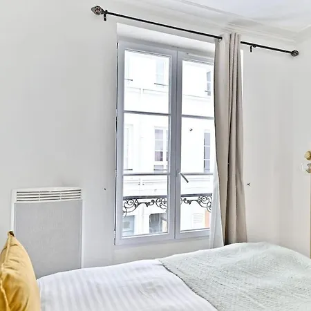 Apartment Chic #eiffeltower #champdemars -v *