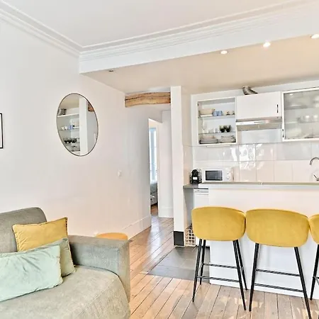 Apartment Chic #eiffeltower #champdemars -v