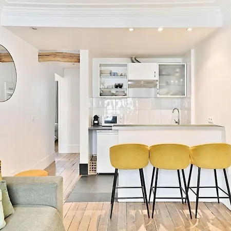 Apartment Chic #eiffeltower #champdemars -v Paris