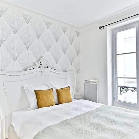 Apartment Chic #eiffeltower #champdemars -v *