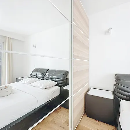 114 - Renove De Luxe Pour 4 Personnes * Paris