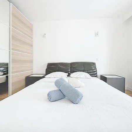 114 - Renove De Luxe Pour 4 Personnes * Paris