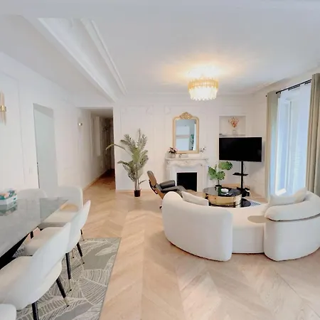 De Luxe Juste A Cote Des Champs-elysees * Paris