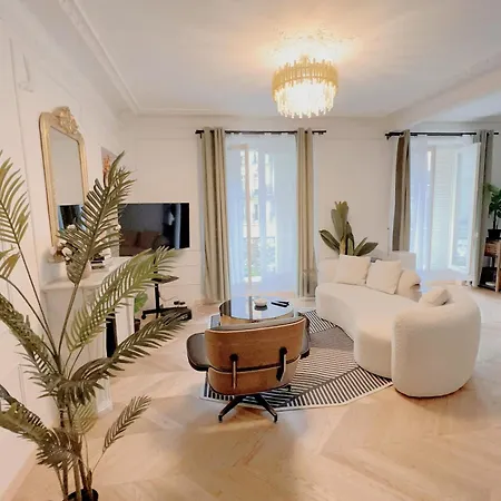De Luxe Juste A Cote Des Champs-elysees * Paris