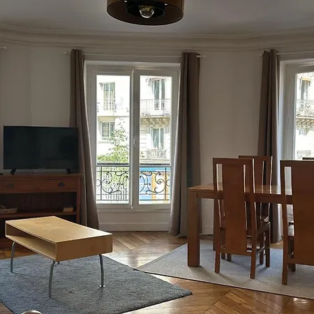 Well Located 3-room In The Center Of