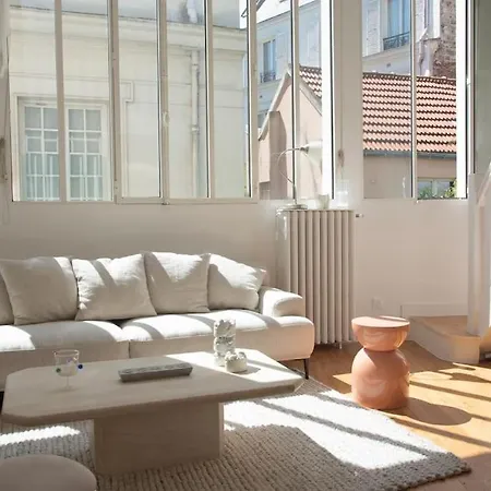 Triplex Lumineux Avec Balcon - 500m Champs Elysees *