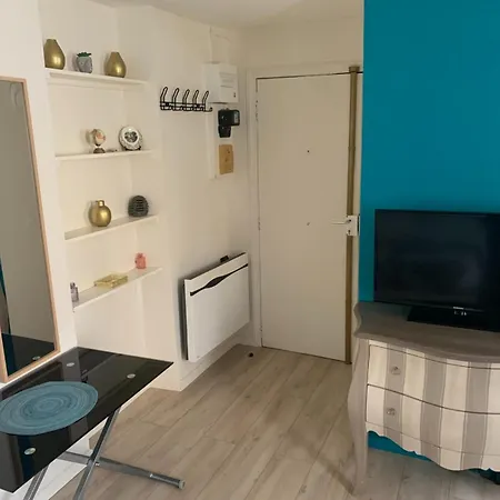 Cosy And Charming In Apartment *