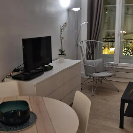 Apartment 1 Minute Gare Montparnasse , Center , Front Metro,close To Eiffel Tour And Louvre Meusm Paris