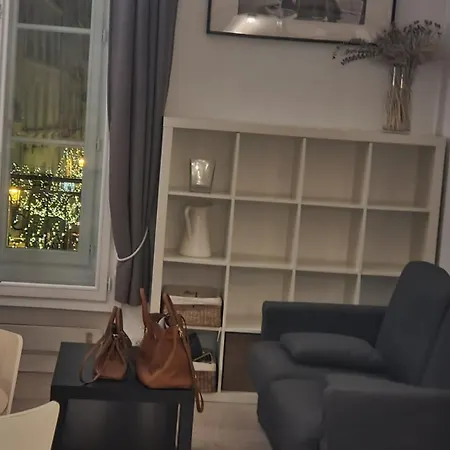 1 Minute Gare Montparnasse , Center , Front Metro,close To Eiffel Tour And Louvre Meusm *