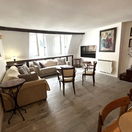 Typical Marais 3 Bedroom - Beaubourg