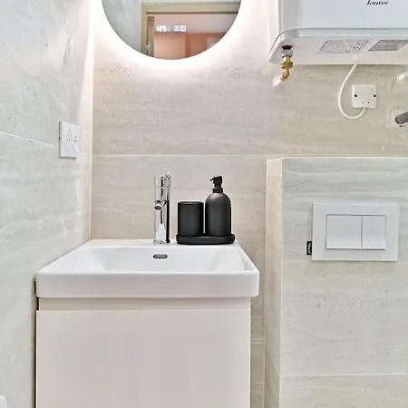 Petit Confortable & Tranquille 17eme Apartment