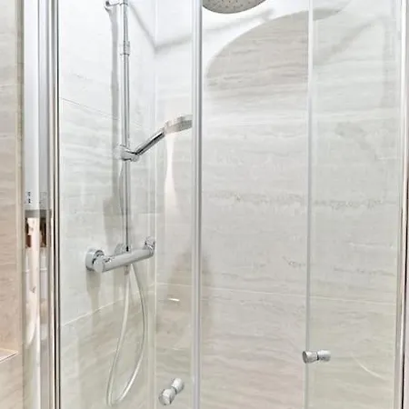 Petit Confortable & Tranquille 17eme Apartment