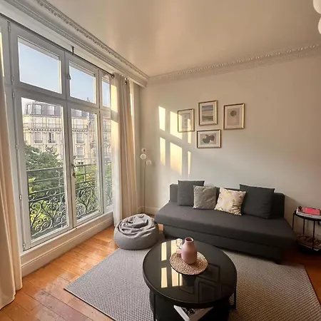2 Bedrooms In Marais Apartment