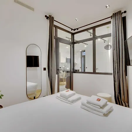 Authentic - 2br - 6p - Moulin Rouge *