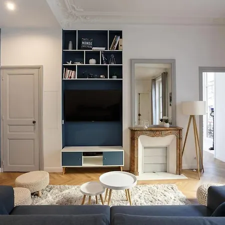 Apartment Renovated Spacious Parisian Near La Madeleine