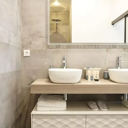 Apartment Renovated Spacious Parisian Near La Madeleine