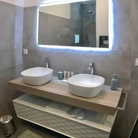 Renovated Spacious Parisian Near La Madeleine Apartment