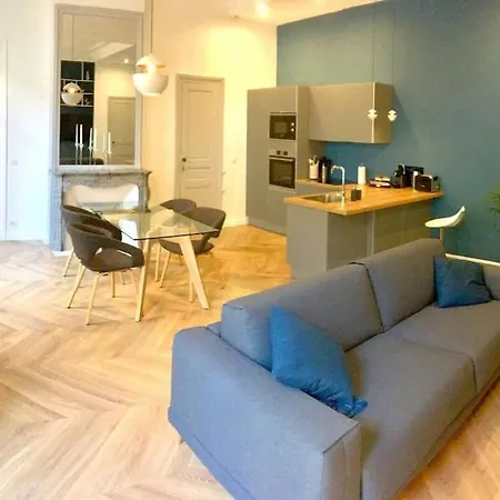 Apartment Renovated Spacious Parisian Near La Madeleine Paris