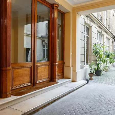Renovated Spacious Parisian Near La Madeleine *