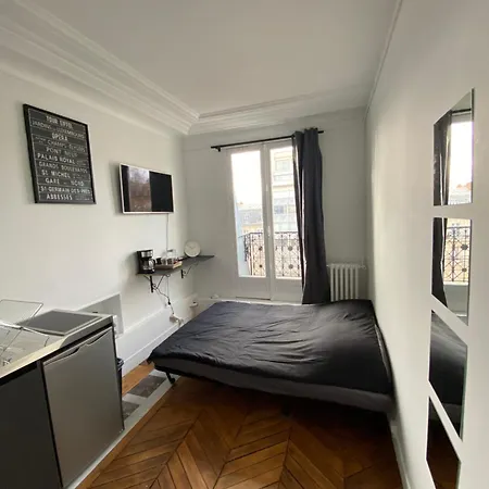 12m2 With View On Eiffel Tower Parijs