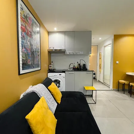 Chic Marais Centre Apartment