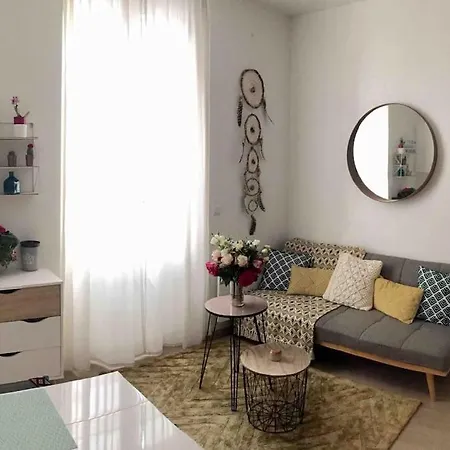 Cozy Flat, 5 Mins From Metro, 1 Bedroom *