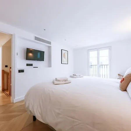 Urban Retreat Brand-new Duplex 2-bedroom Apartment