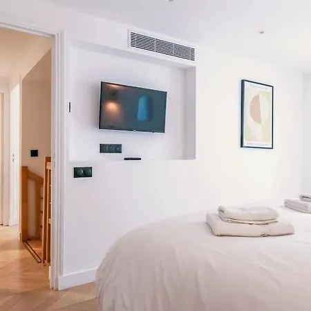 Urban Retreat Brand-new Duplex 2-bedroom Apartment