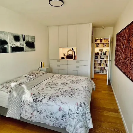 Apartment For 2 With Balcony In Paris