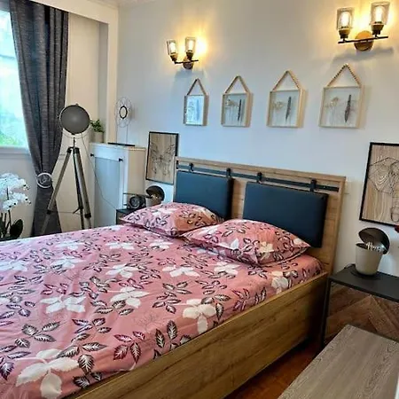 Standing Apartment *