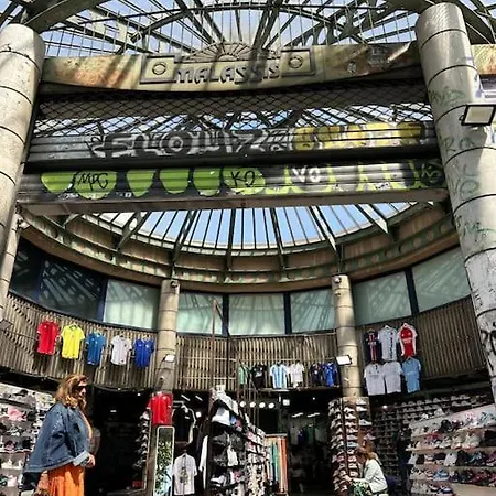Standing Paris