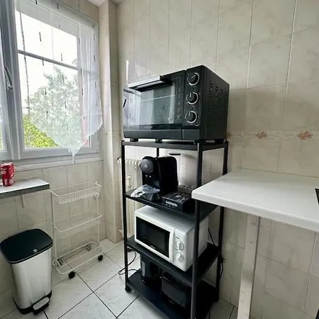 Standing Apartment *