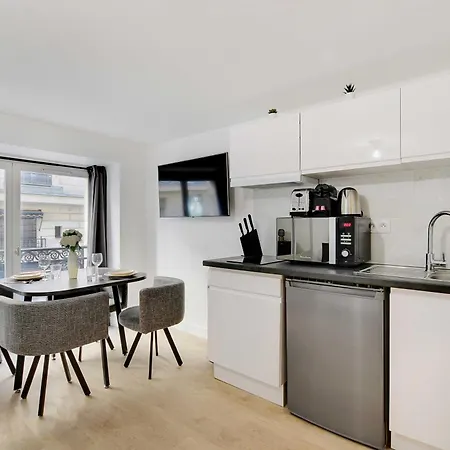 Cosy In The Heart Of Opera Apartment
