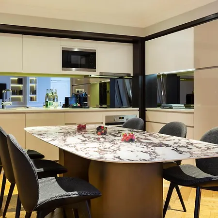 La Clef Tour Eiffel By The Crest Collection Hotel Parijs