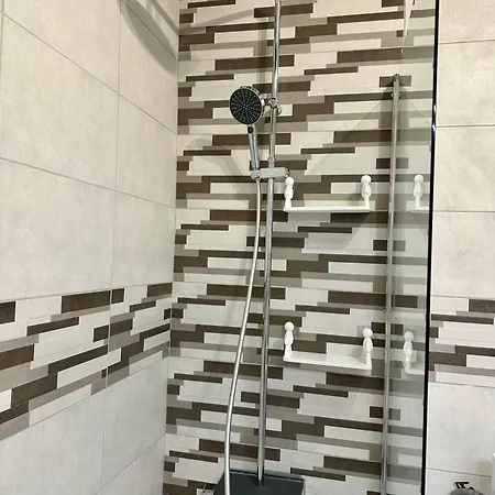 Standing Apartment *