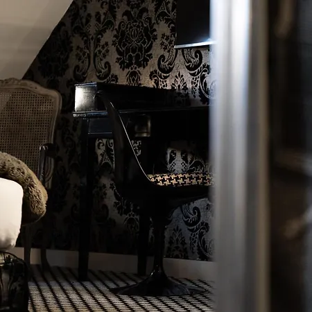 Du Petit Moulin, Haute Couture By Lacroix 4* Paris