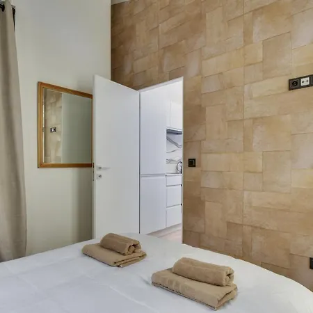 141 Klein - Superbe A Paris. *