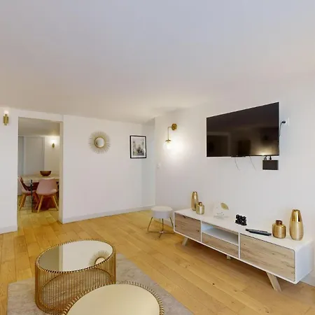 230 Mayfair - Superb In *