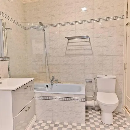 Appartement Haussmannien Lumineux Et Central- Ii *