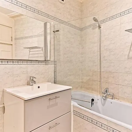 Appartement Haussmannien Lumineux Et Central- Ii *
